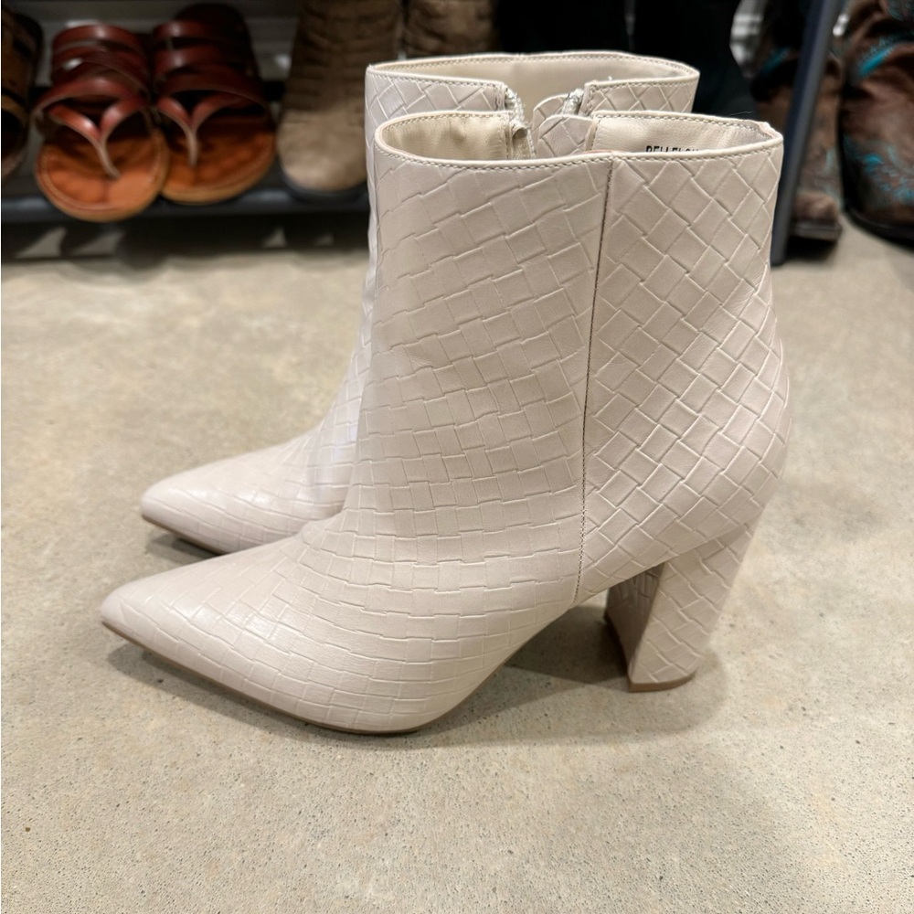 Size 6 1/2 worn maybe 3 times excellent condition no wear or tear.